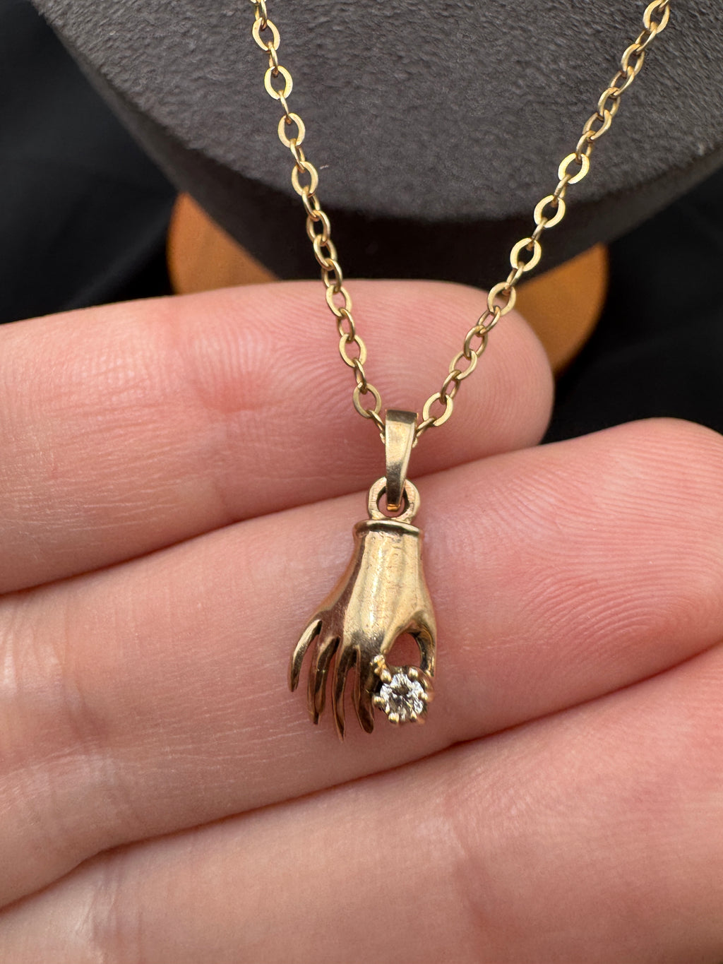 Vintage 9k gold hand pendant necklace